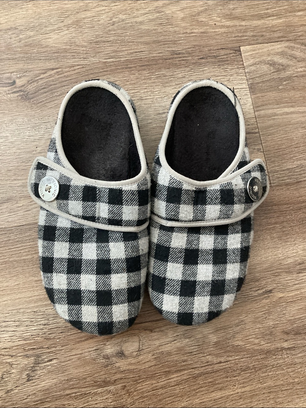 Vionic Black and White Buffalo Plaid Slippers Sz 7